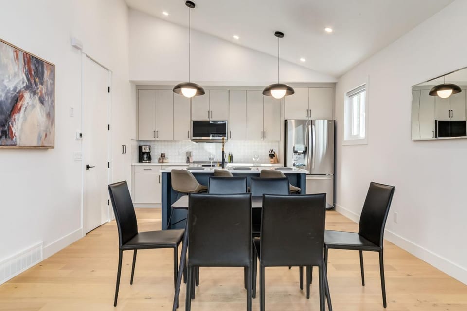 Kitchen or kitchenette, Seating area, Dining area