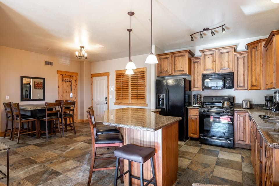Luxury Townhome, Private Balcony, Great Location, 3 Bedrooms House in Summit Park
