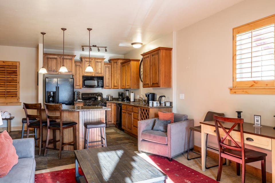 Luxury Townhome, Private Balcony, Great Location, 3 Bedrooms House in Summit Park