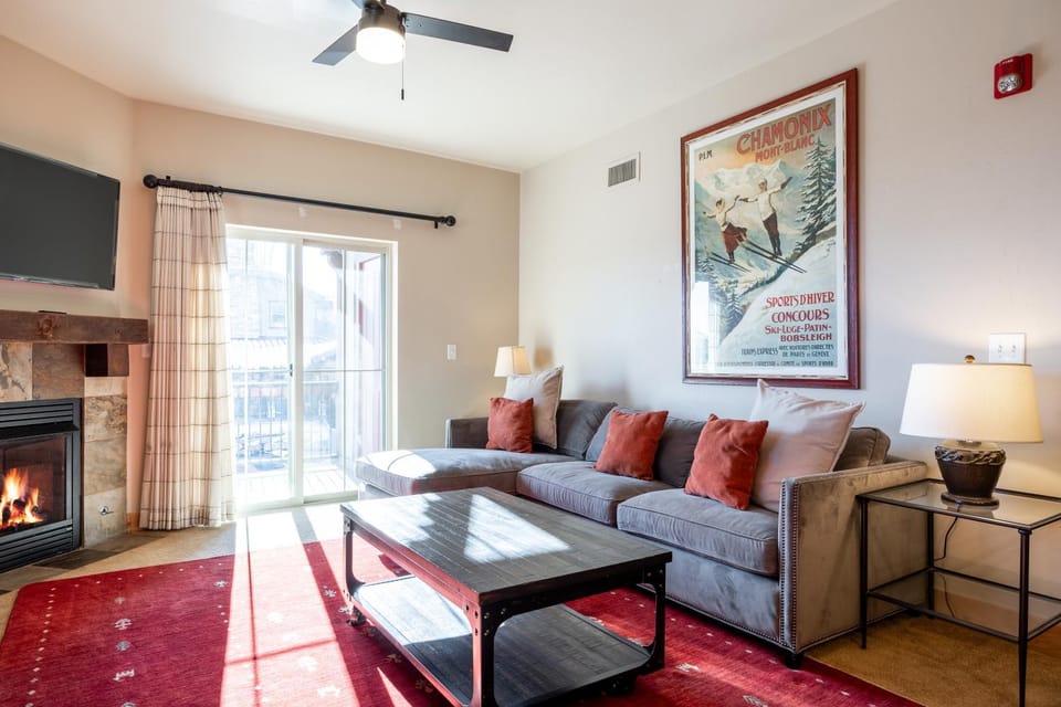 Luxury Townhome, Private Balcony, Great Location, 3 Bedrooms House in Summit Park