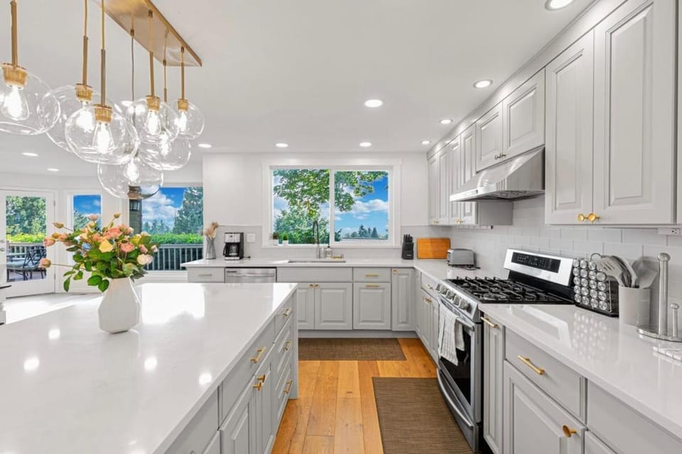 Family Redmond Home with AC 3 mins to MSFT House in Redmond