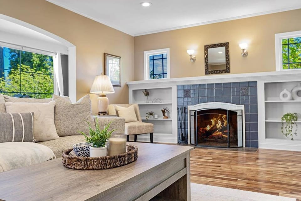 Queen Anne Charm Near Tech Hubs & Entertainment House in South Lake Union