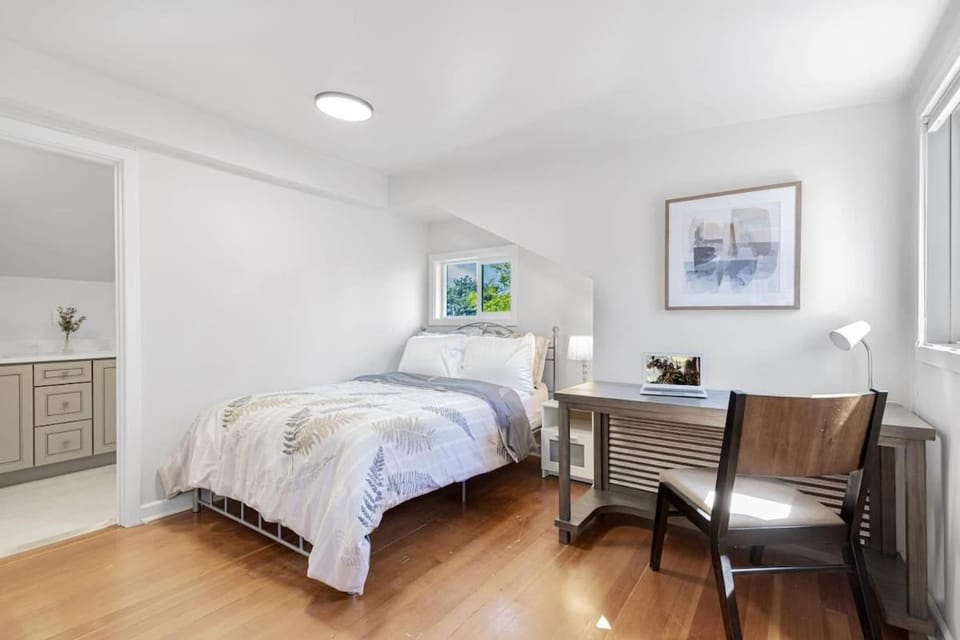 Queen Anne Charm Near Tech Hubs & Entertainment House in South Lake Union