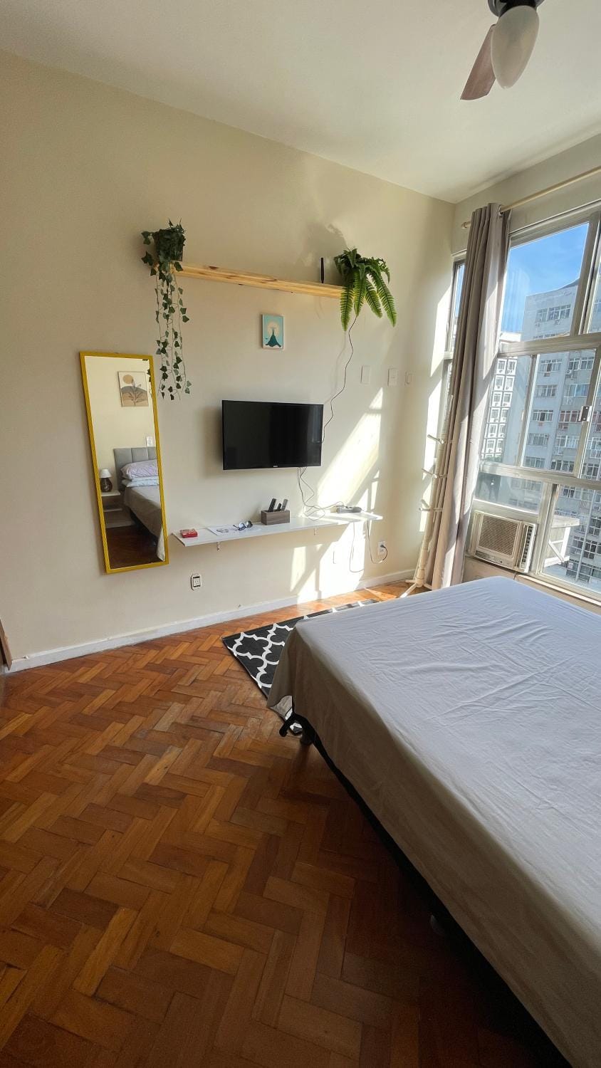 Bed, TV and multimedia, Bedroom