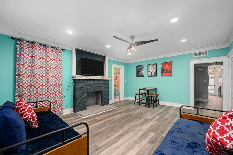 Charming Midtown Houston Apt with Free Parking Apartment in Houston