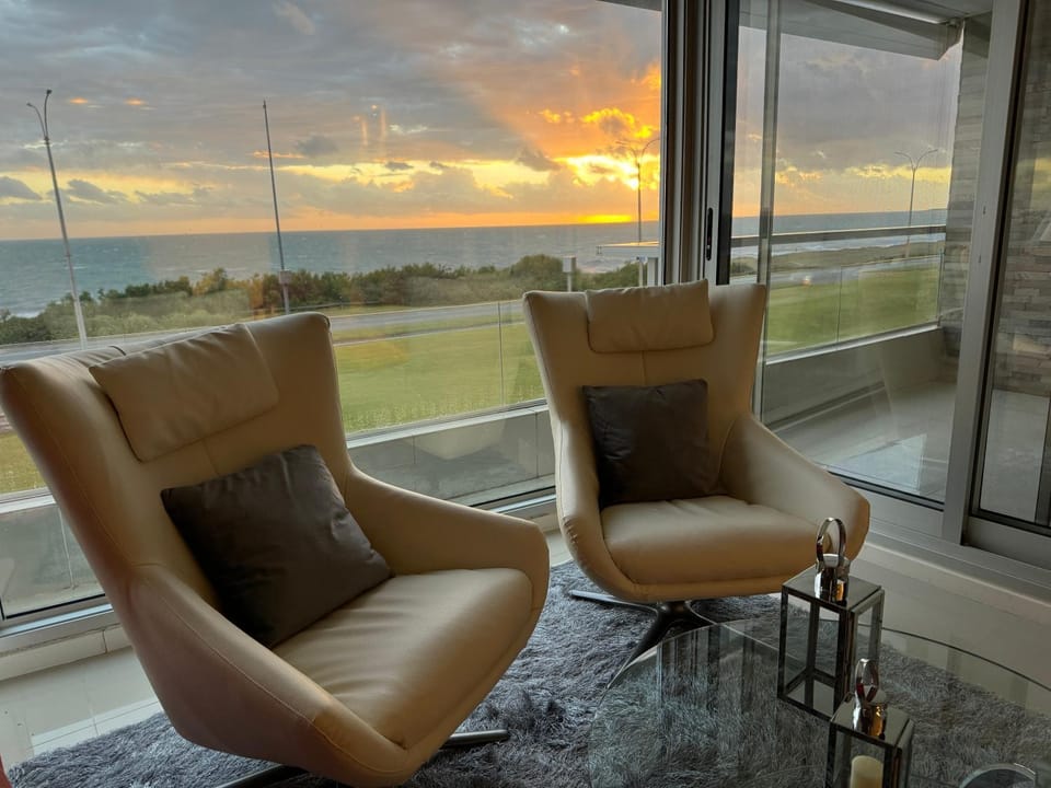 LUMIERE FRENTE al MAR un verdadero lujo con vista a los mejores atardeceres 2 dormitorios 3 baños cocina definida 2 balcones cochera y amenities Apartment in Maldonado Department, Uruguay