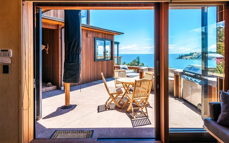 Belle Cove Studio, Spectacular Sea Views - Be My Guest House in Auckland Region