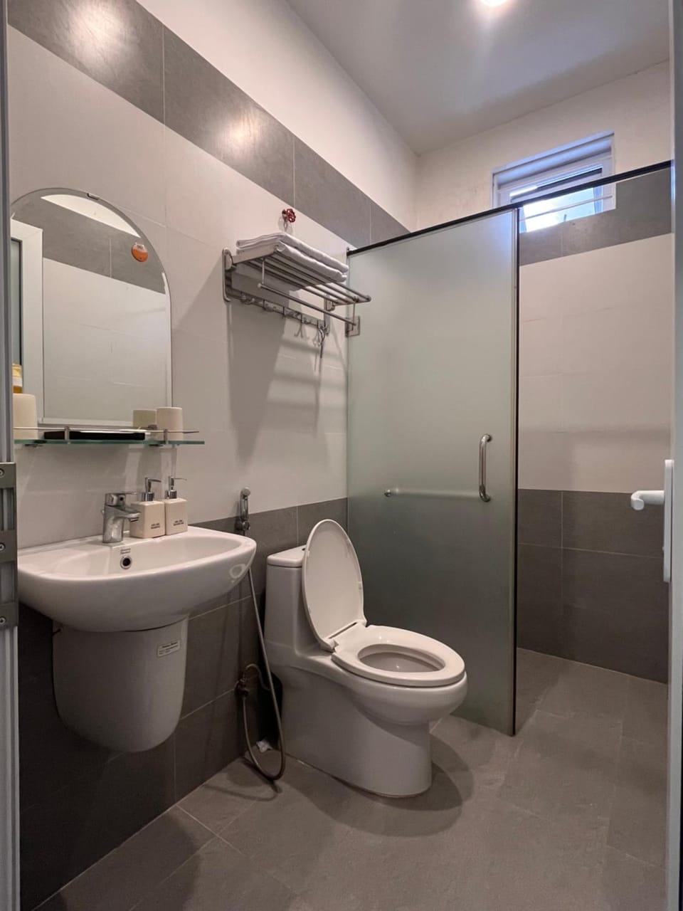 Shower, Toilet, Bathroom, bidet, towels