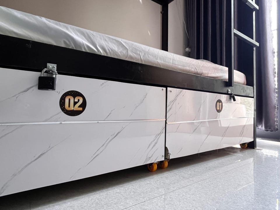 Bed, bunk bed, locker
