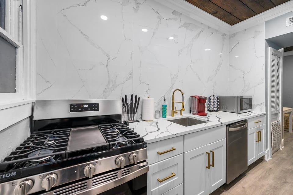 Cozy Retreat in Midtown with Convenient Parking Apartment in Houston