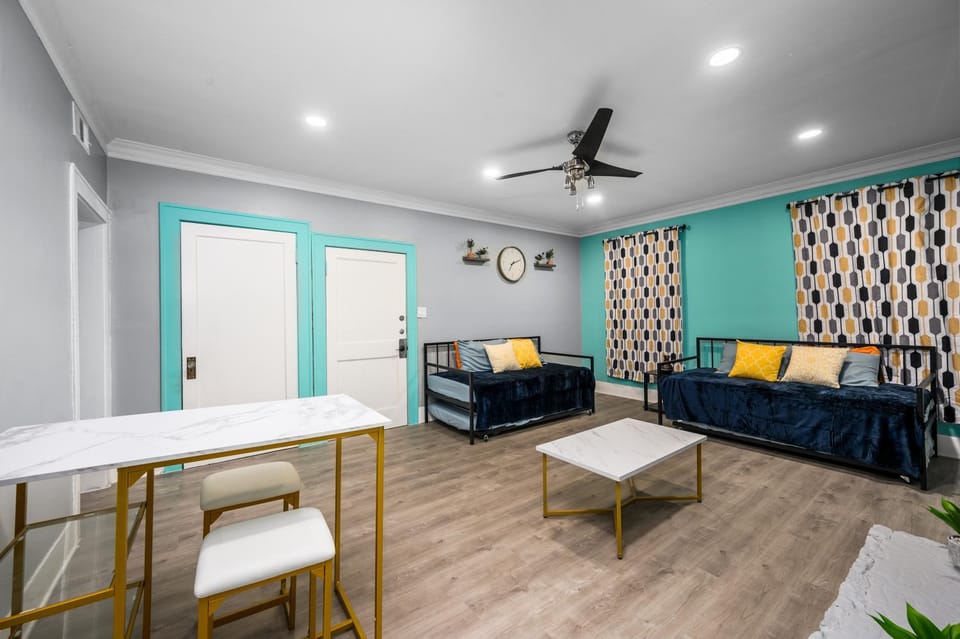 Cozy Retreat in Midtown with Convenient Parking Apartment in Houston