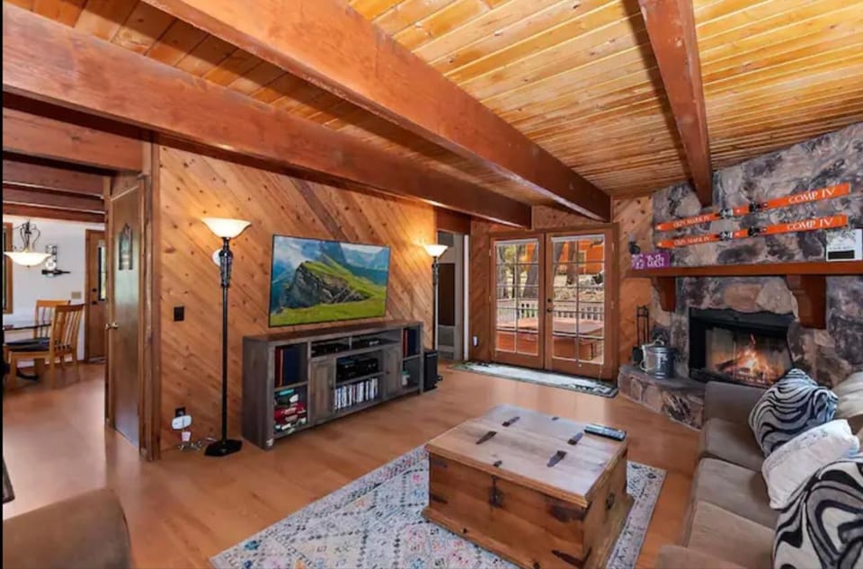 The Mountain Treehouse, Jacuzzi Large Backyard! House in Big Bear