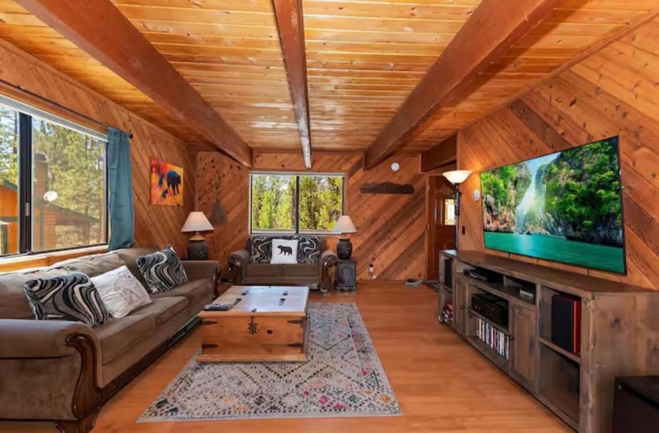 The Mountain Treehouse, Jacuzzi Large Backyard! House in Big Bear