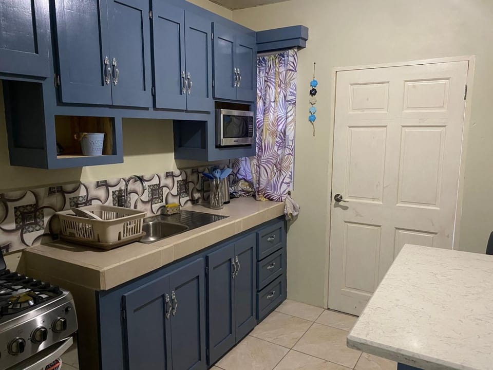 Coffee/tea facilities, Kitchen or kitchenette, Dining area, dishwasher, oven, stove