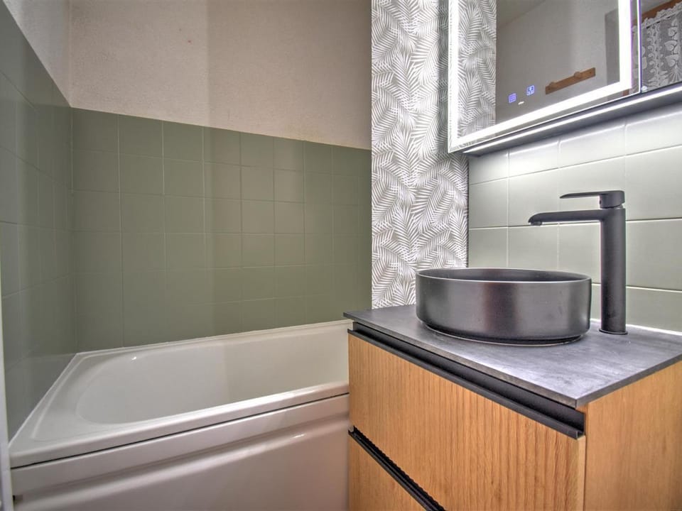 Morzine: Apt 2 Pièces, Mezzanine, 4 Pers, WiFi, Parking - FR-1-524-132 Apartment in Morzine