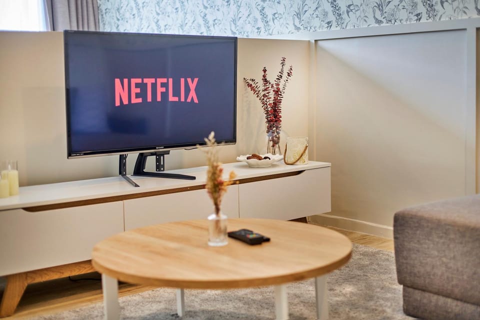 TV and multimedia, Living room, Seating area, Evening entertainment