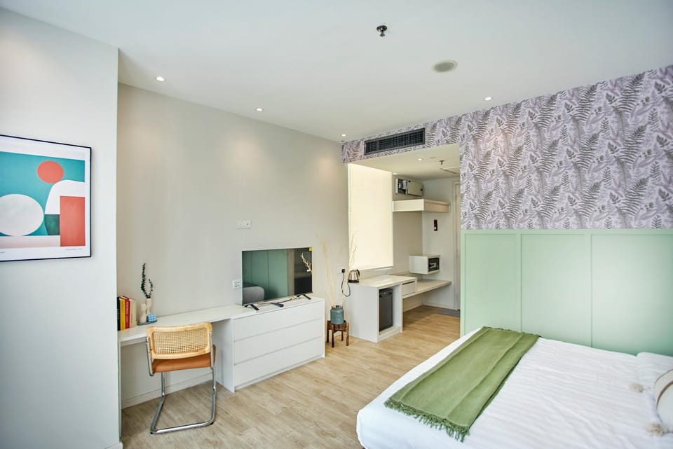 Bed, Seating area, Dining area