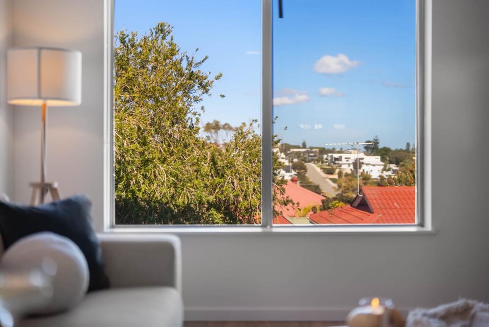 Azure Walk - Short Walk to the Beach Apartment in Perth