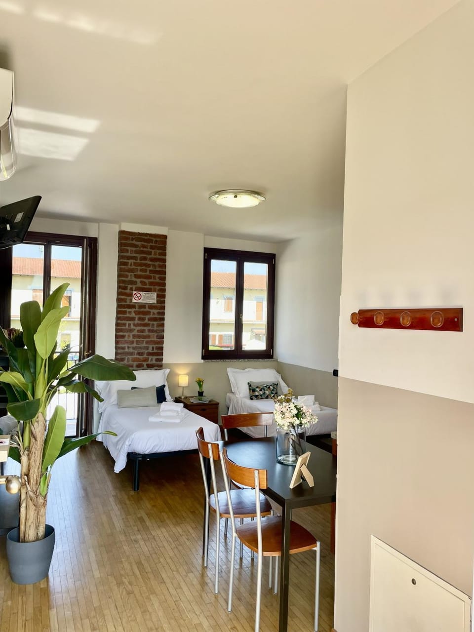 Bed, Day, Living room, Photo of the whole room, Seating area, Time of day, towels, air conditioner