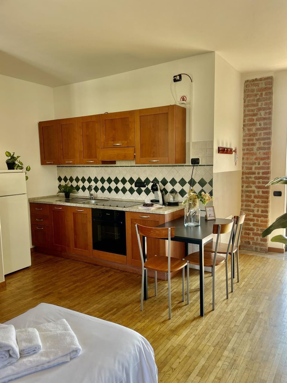 Bed, Day, Kitchen or kitchenette, Living room, Photo of the whole room, Seating area, Dining area, Time of day, oven, stove