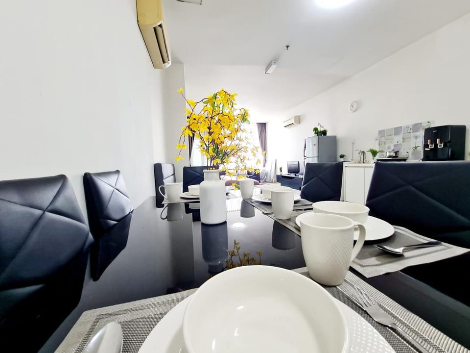 TV and multimedia, Kitchen or kitchenette, Living room, Seating area, Dining area