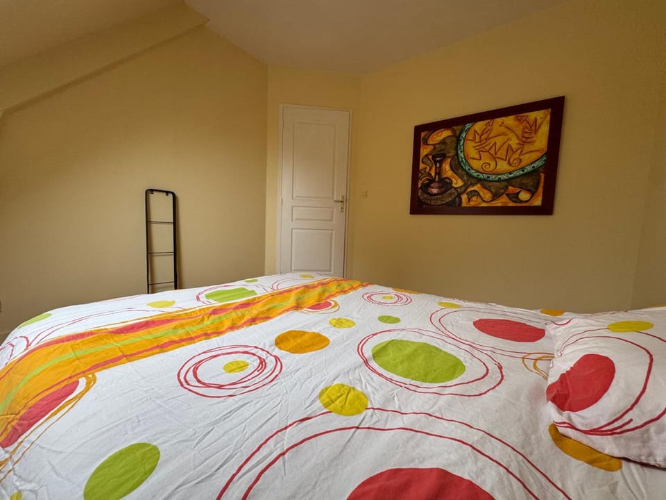 Photo of the whole room, Bedroom