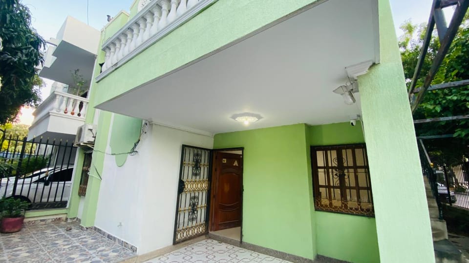 Property building, Facade/entrance, Day, Balcony/Terrace