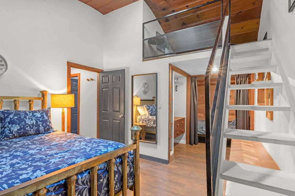 Artsy Retreat - Woodstove Grill and Patio House in Russian River