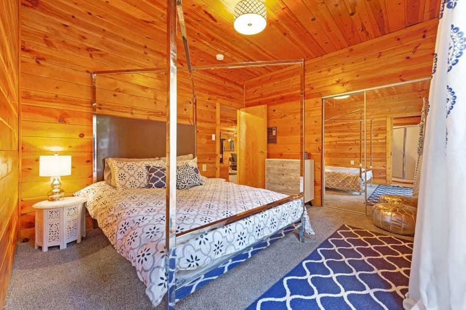 Charming 3BR with Hot Tub Balcony & Wood Stove House in Guerneville