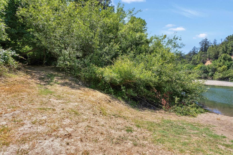 Cozy Riverfront Cabin Just Steps to the Russian River with Beach Access & Wood Stove Cabin in Guerneville