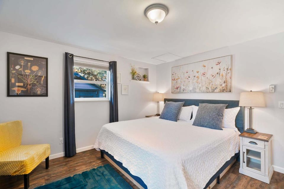 Spacious Retreat with Hot Tub Patio & King Bed House in Olympia