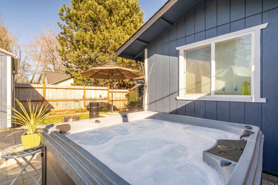 Spacious Retreat with Hot Tub Patio & King Bed House in Olympia