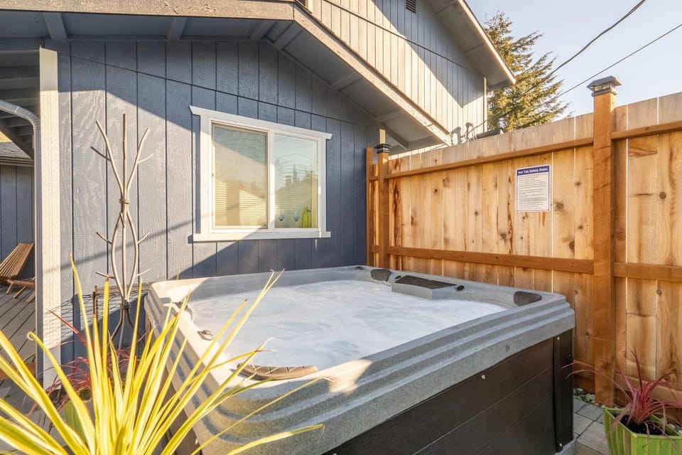 Spacious Retreat with Hot Tub Patio & King Bed House in Olympia
