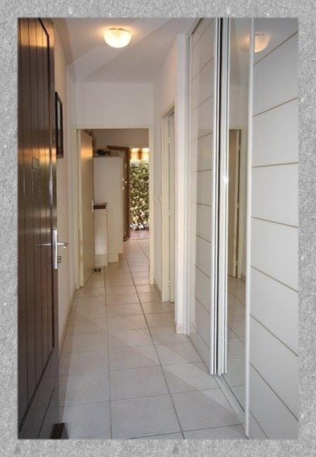 LE LAVANDOU ST CLAIR STUDIO 300 m de la PLAGE parking Apartment in Le Lavandou
