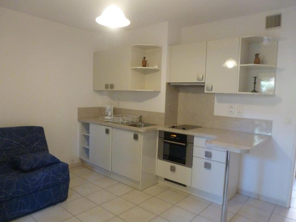 LE LAVANDOU ST CLAIR STUDIO 300 m de la PLAGE parking Apartment in Le Lavandou