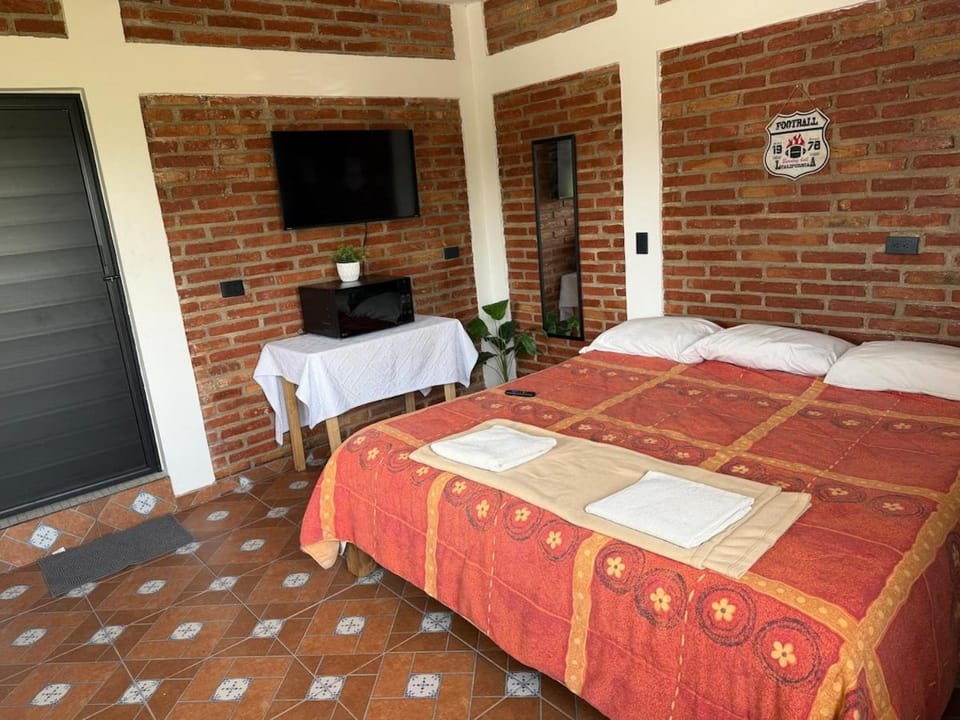 Bed, TV and multimedia, Photo of the whole room, Bedroom, microwave, air conditioner