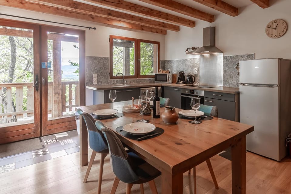 Kitchen or kitchenette, Dining area