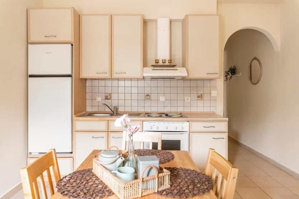 Kitchen or kitchenette, Dining area, oven, pet friendly, stove