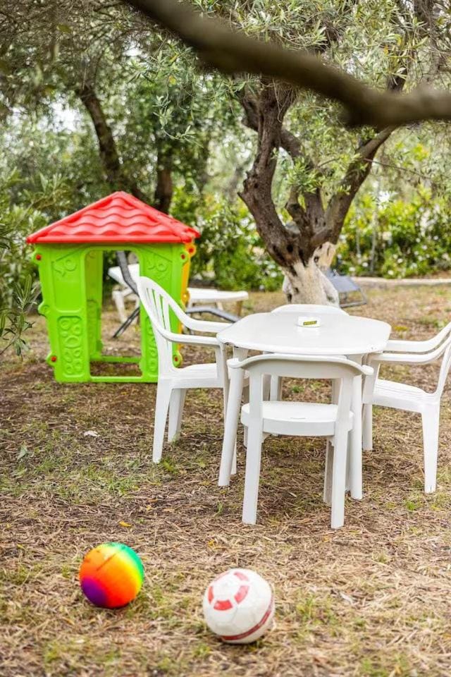 Patio, Spring, Day, Garden, Dining area, Garden view, pet friendly