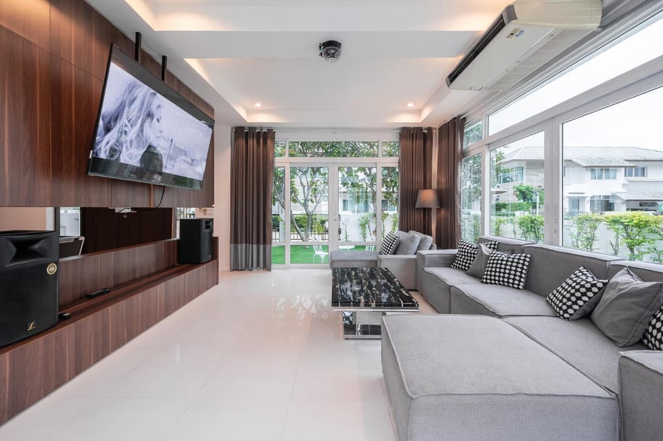 Communal lounge/ TV room