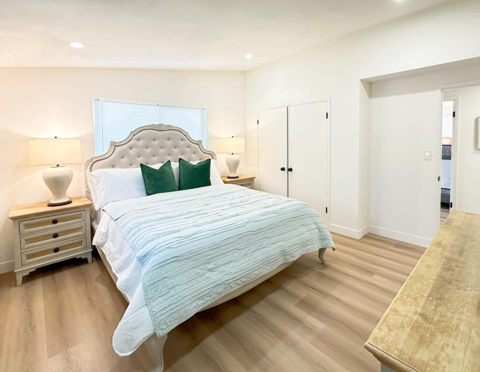 Private pool blackdoor 4 bedrooms 3 bathrooms House in Covina