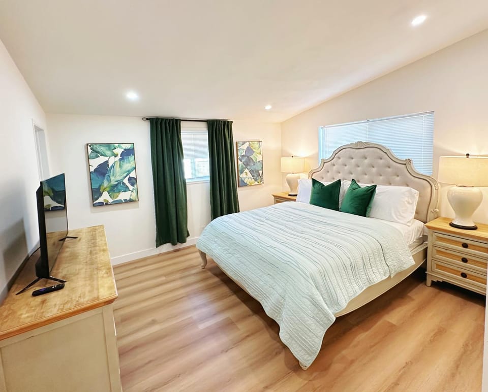 Private pool blackdoor 4 bedrooms 3 bathrooms House in Covina