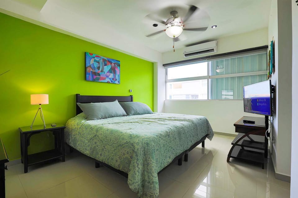 Bed, TV and multimedia, Photo of the whole room, Bedroom