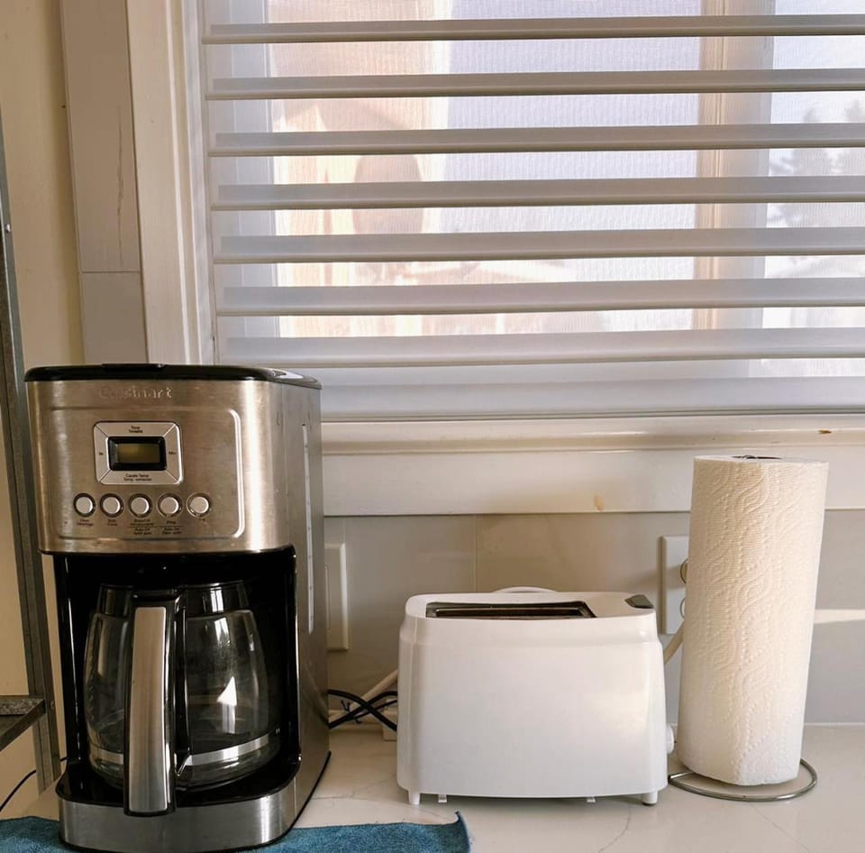 Kitchen or kitchenette, minibar, toaster