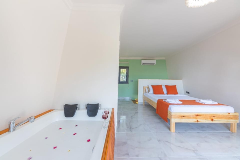 Bed, Hot Tub, Photo of the whole room, Bedroom, towels