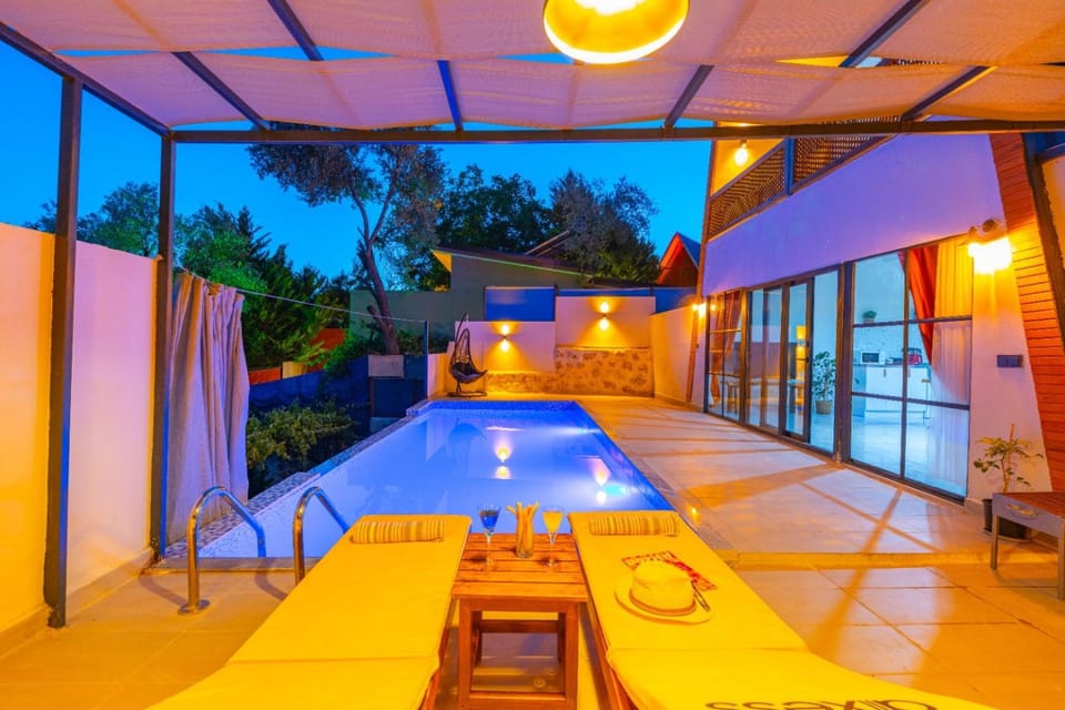 Patio, Swimming pool, sunbed