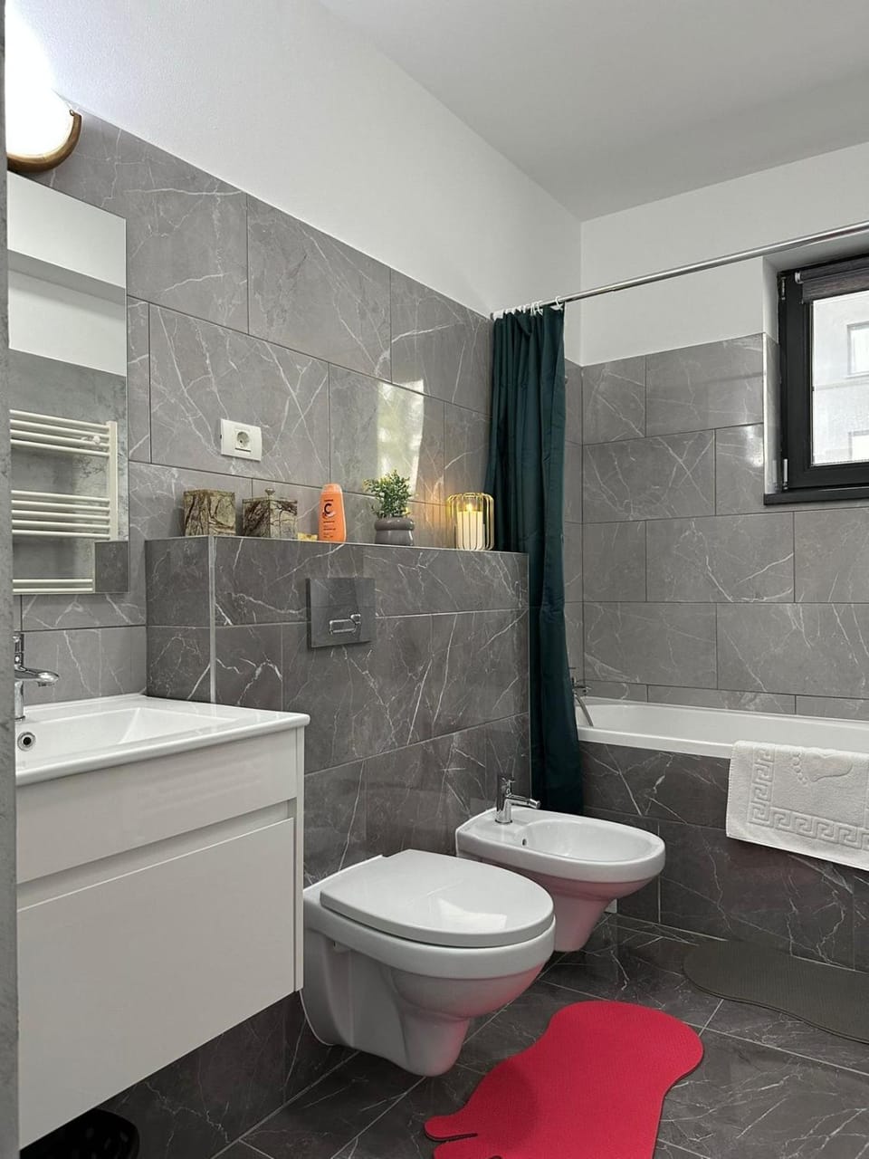 Shower, Toilet, Bathroom, Bath, bidet, towels