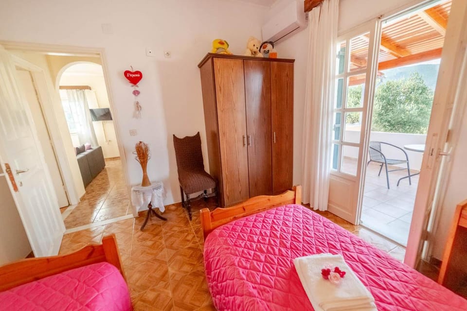 Bed, Balcony/Terrace, Balcony/Terrace, Photo of the whole room, Bedroom, Mountain view, Mountain view, Sea view, Sea view, internet, wardrobe, air conditioner, air conditioner