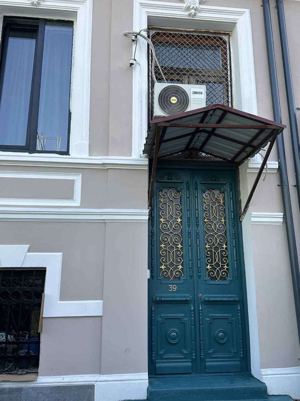 Property building, Facade/entrance, Day
