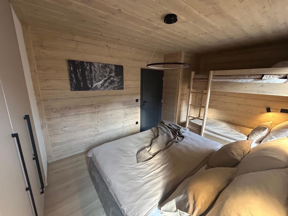 Bedroom, bunk bed